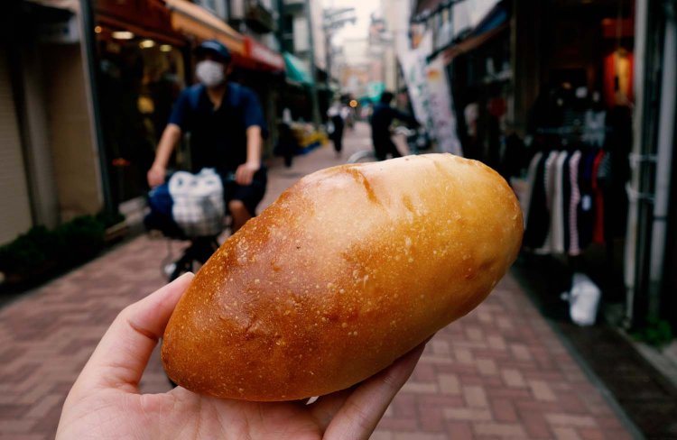 焼き立ての『ハト屋』のコッペパン。人情味あふれるキラキラ橘商店街には、美味しい誘惑もたくさん。歩き疲れた時の休憩スポットがたくさんあるのも、街なか芸術祭の魅力なのかも。