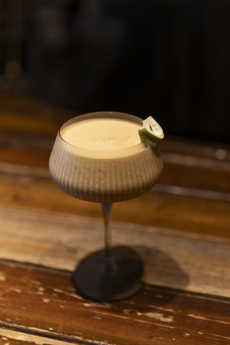 取材時点では発案したての、3年熟成梅酒を使ったクリーミーエスプレッソマティーニ1600円。