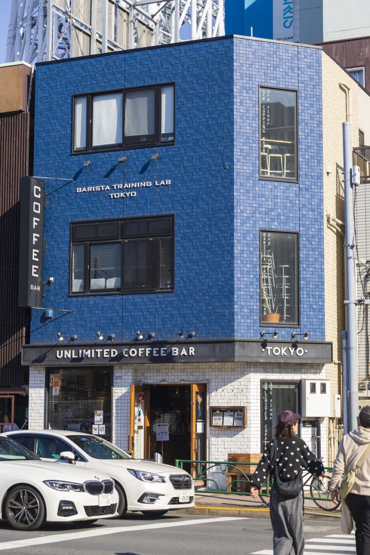 ブルーの外壁が目印。背後にはスカイツリーがそびえ立つ。