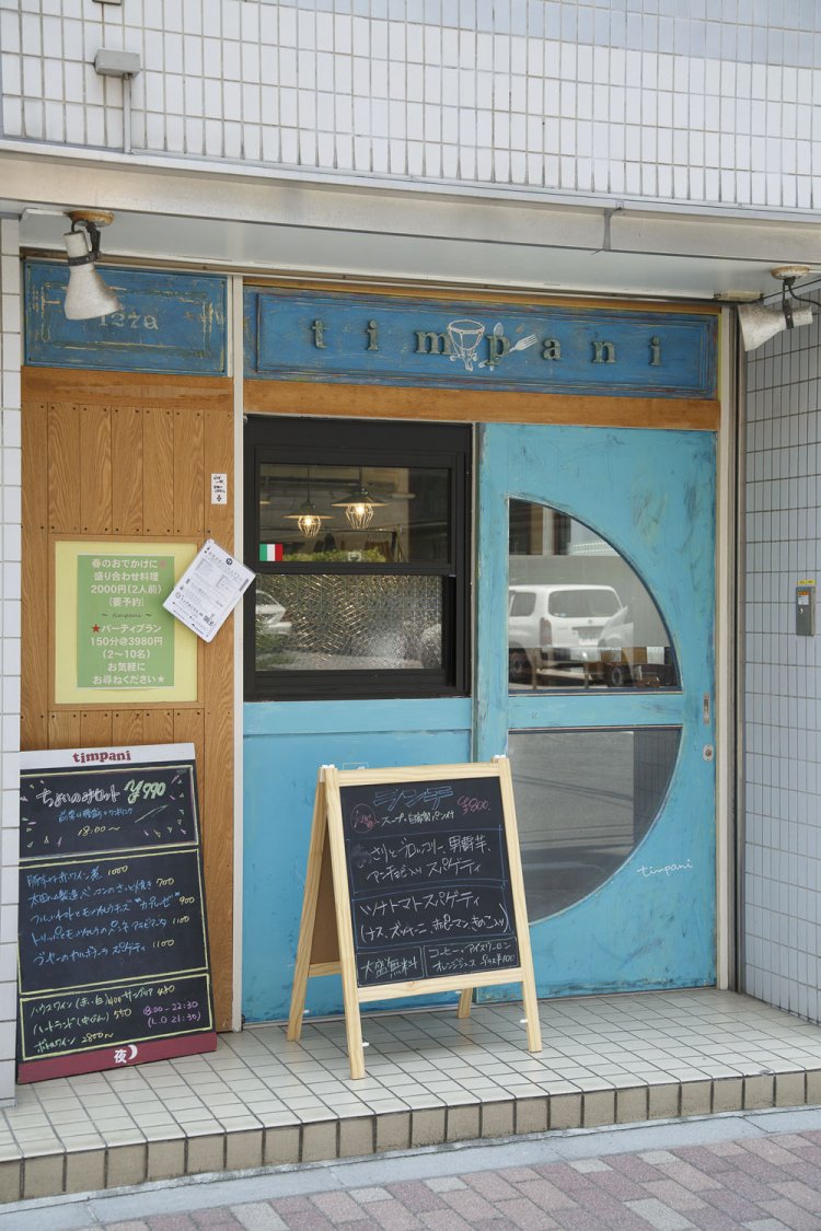 目を引く扉は、荒川シェフの手作り。