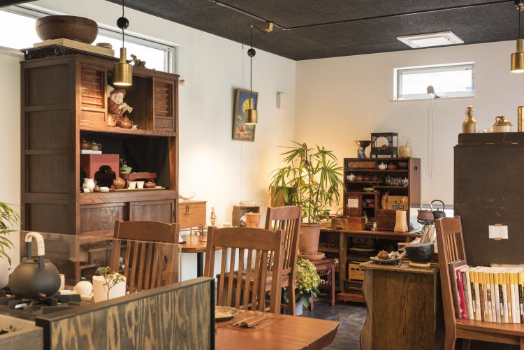 神奈川県藤野の作家による器や家具を用いた店。茶葉や茶器の販売もあり。