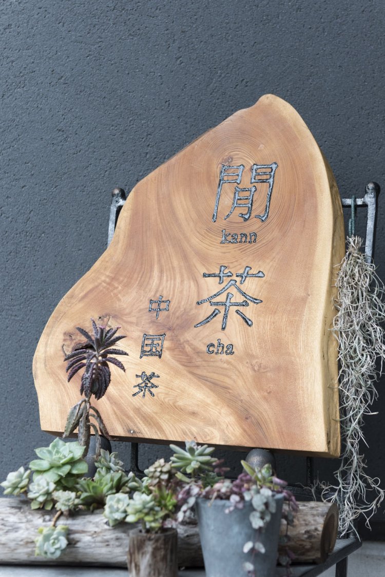 お手製の看板が扉の前で案内。