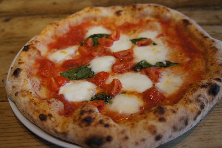 コースメニューの一つ、水牛のモッツァレラピザ。ピザはテイクアウトもできるのが嬉しい。