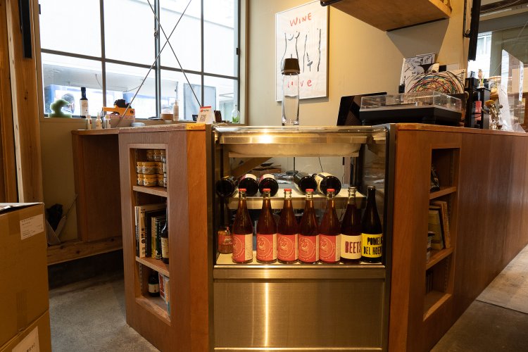 店の奥が『Human Nature』のスペース。こちらは15時オープンで角打ちも。