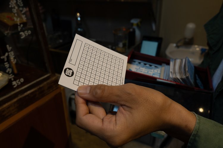 会話のきっかけにもなるコーヒーカード。使い込んだケースにしまわれているのも好ましい。