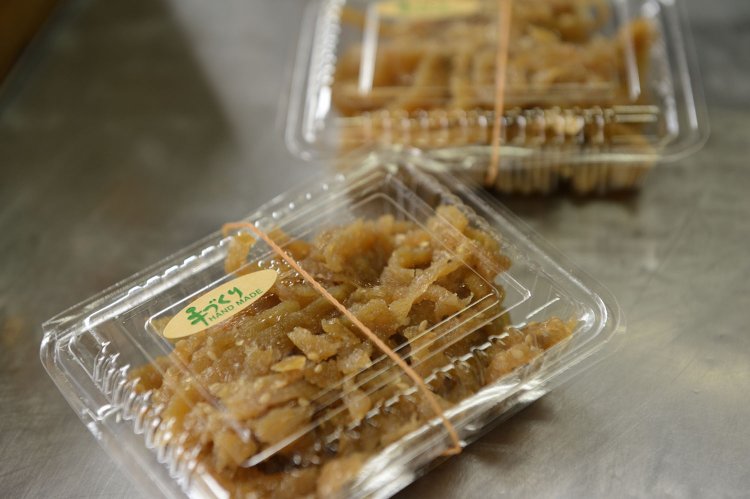 久美さん特製油揚の佃煮220円。卵焼きに入れても美味。