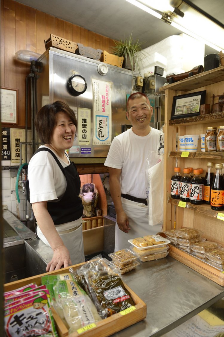 店主の高橋利彦さんと女将さんの久美さん。