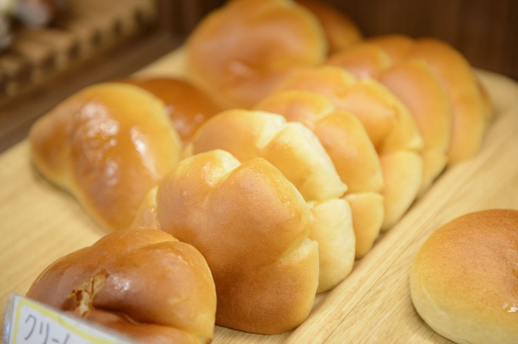 クリームパン140円のカスタードクリームも手づくり。