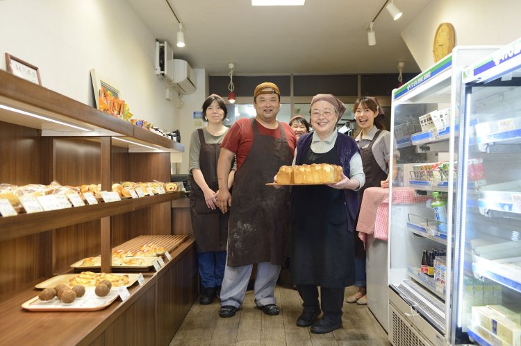 母基江さん（手前）、妻こずえさん（左）とパートさんとで店を切り盛り。