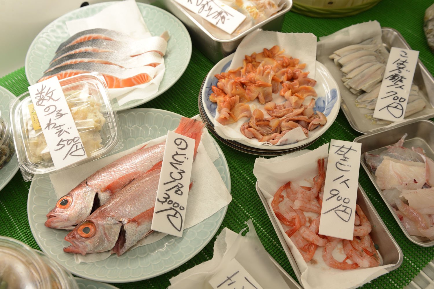 鮮魚の他、自家製のこはだの酢じめなども並ぶ。