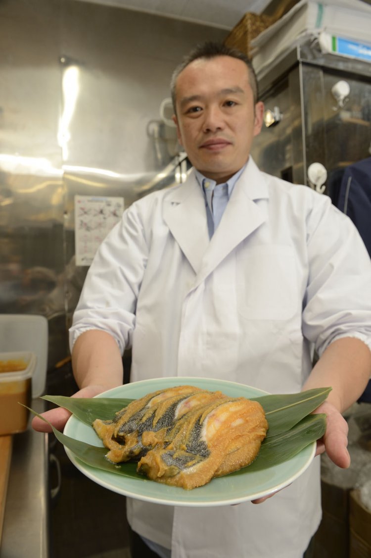 銀だらの味噌漬は1000円。今が旬のイワシの味噌漬は400円。「味噌漬は冷蔵庫で4日5日寝かせてから焼いてください」と3代目小山徹さん。