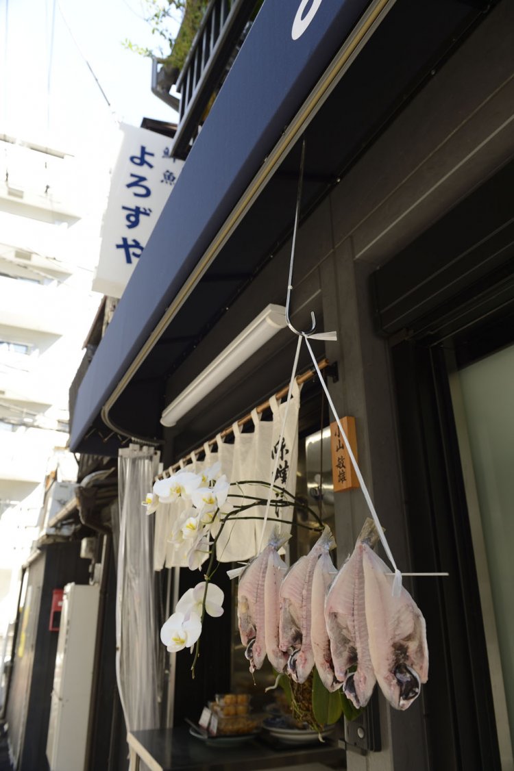 軒先にはエボダイが干してあった。