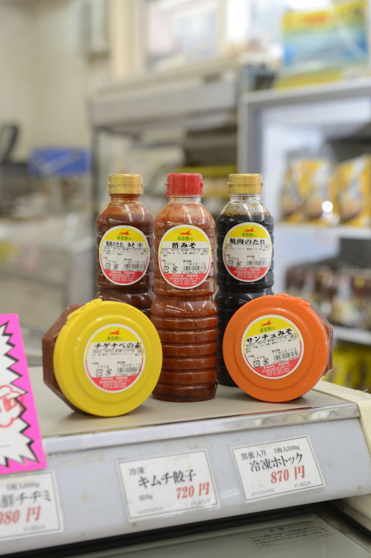 焼肉のたれ860円や酢味噌860円（各600g）、チゲ鍋の素500円（250g）などの調味料も自家製。