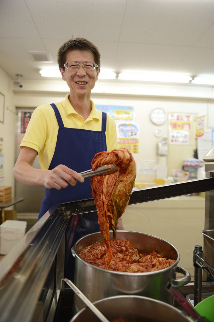「うちの白菜キムチ1280円（1kg）は出汁を利かせているので旨いです」と国本店長。