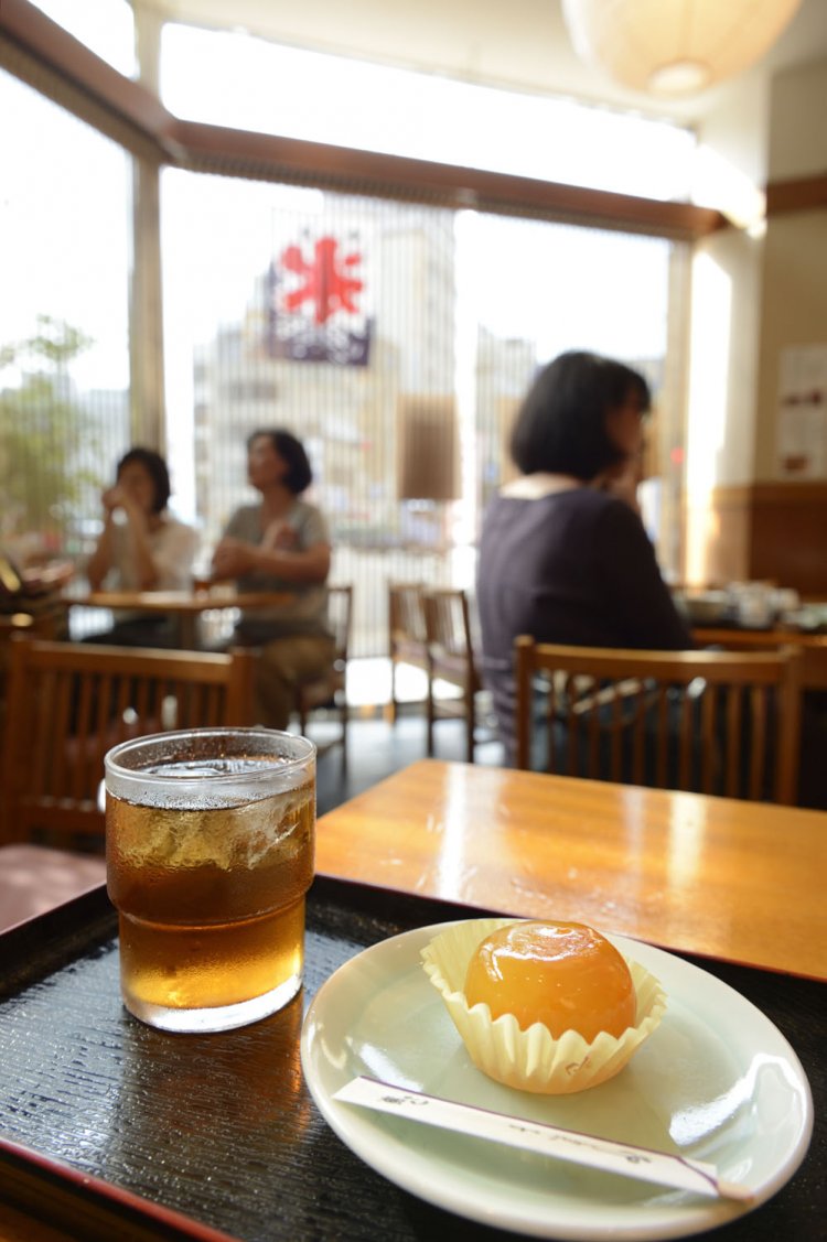 自家製の杏のピューレをわらび粉で固めた、爽やかな味わいの杏樹（夏限定）240円。
