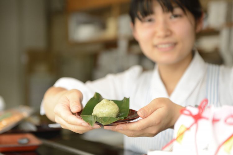 餡を麸で包んだ、夏限定の麩まんじゅう250円。