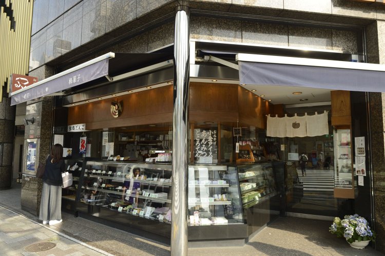 売店に並ぶお菓子は暖簾の奥の喫茶室で食べられる。