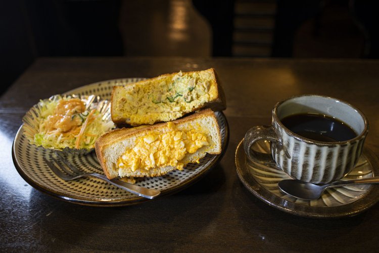 ホットサンドは220円とブレンドコーヒーは600円。モーニングタイムは10:00～約10食で売り切れ次第終了。