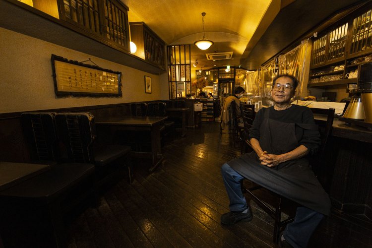 「壁に飾ってある額は、小説家の井伏鱒二さんの直筆だよ」と、日下さん。店内に置かれた蔵書や焼き物も見ていて楽しい。