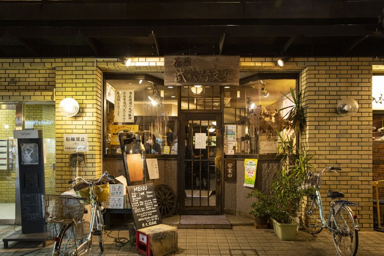 大通りの裏側の細道に。