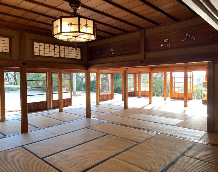 表座敷から国指定名勝の庭園を望む。タワマンが建つ前は、西に富士山も眺望できた。今も庭の先の東屋からは、快晴日、富士山を遠望！