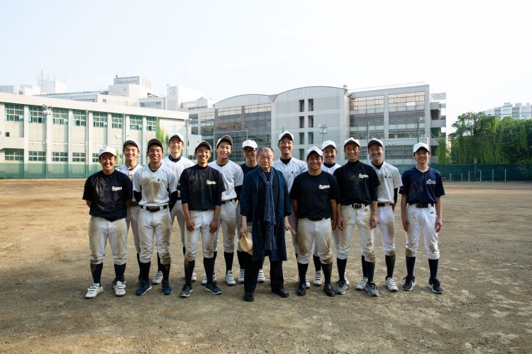 「真ん中でいいの？ 監督みたい……いいですねぇ」。日焼けした顔と泥だらけのユニフォームに囲まれて、小三治さんの青高時代が蘇る。