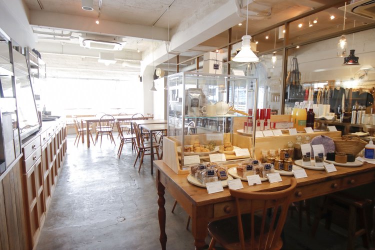 柔らかな自然光が注ぐカフェ。入り口で焼き菓子や茶葉の販売も。隣に洋服屋を併設。