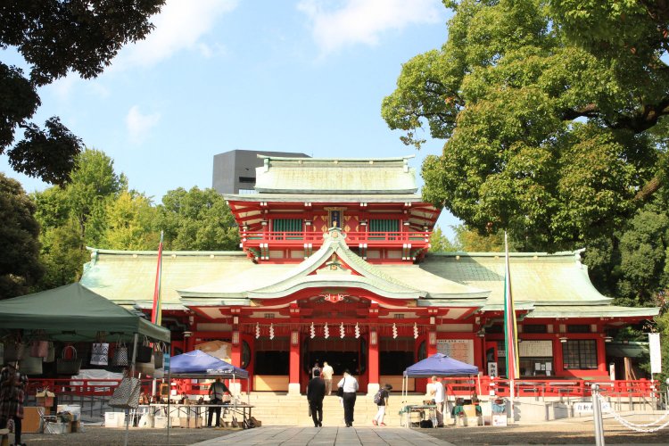 寛永４年（1627）創建の富岡八幡宮。毎月第1･第2･第4･第5日曜は骨董市、15日・28日はフリーマーケットを境内で開催。