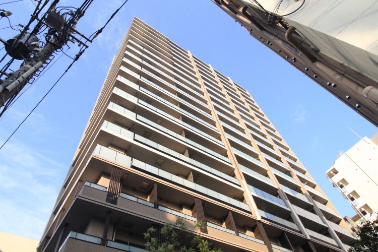 「プラウド門前仲町ディアージュ」は全戸南西向きで、採光性や通風性も高い。室内は最大天井高2.6m超と開放感がある。