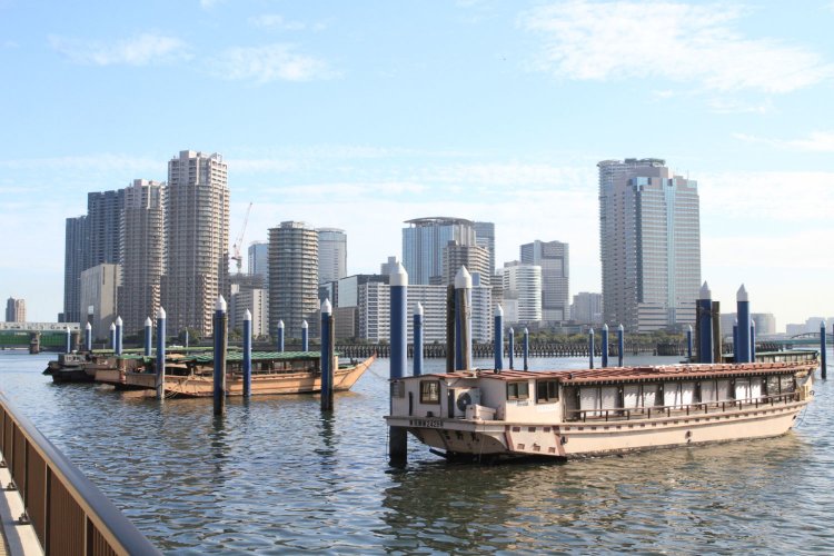味わいのある屋形船の借景に、豊洲の高層ビル群。江戸とTOKYOが交差する風景に、足が止まる。