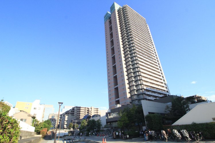 「ウエルタワー深川」はフロントサービスやゲストルーム、最上階のビューラウンジなど共用施設も充実。