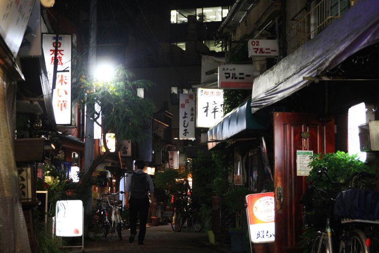 50mほどの路地に小さな酒場やスナックが並ぶ辰巳新道は、闇市が起源。コロナ禍で消えた灯りが、少しずつ戻っていた。