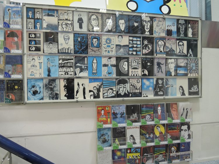 1階と2階のあいだの踊り場にあるガラスケースはギャラリーでもある。