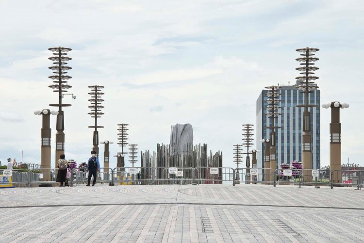 シンボルプロムナード公園。 臨海副都心を東西南北に貫く大通路。地中に都市博開催時最新技術の電力や情報通信ケーブルなどの共同溝が。夢の大橋にあった聖火台は石と光の広場に移転予定。