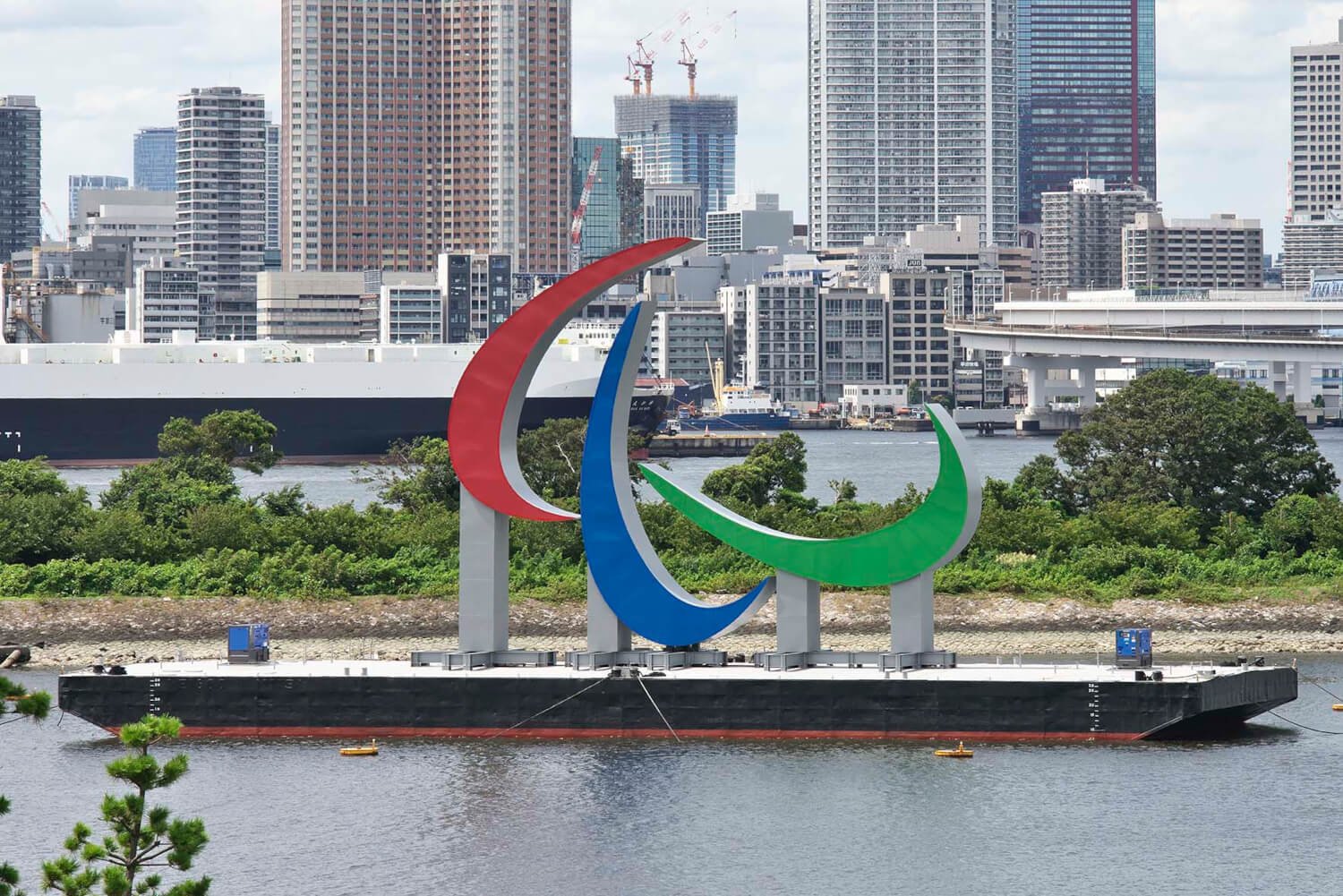 会期中オリンピック・パラリンピックシンボルが浮かんだお台場海浜公園はトライアスロンとマラソンスイミングの会場に。