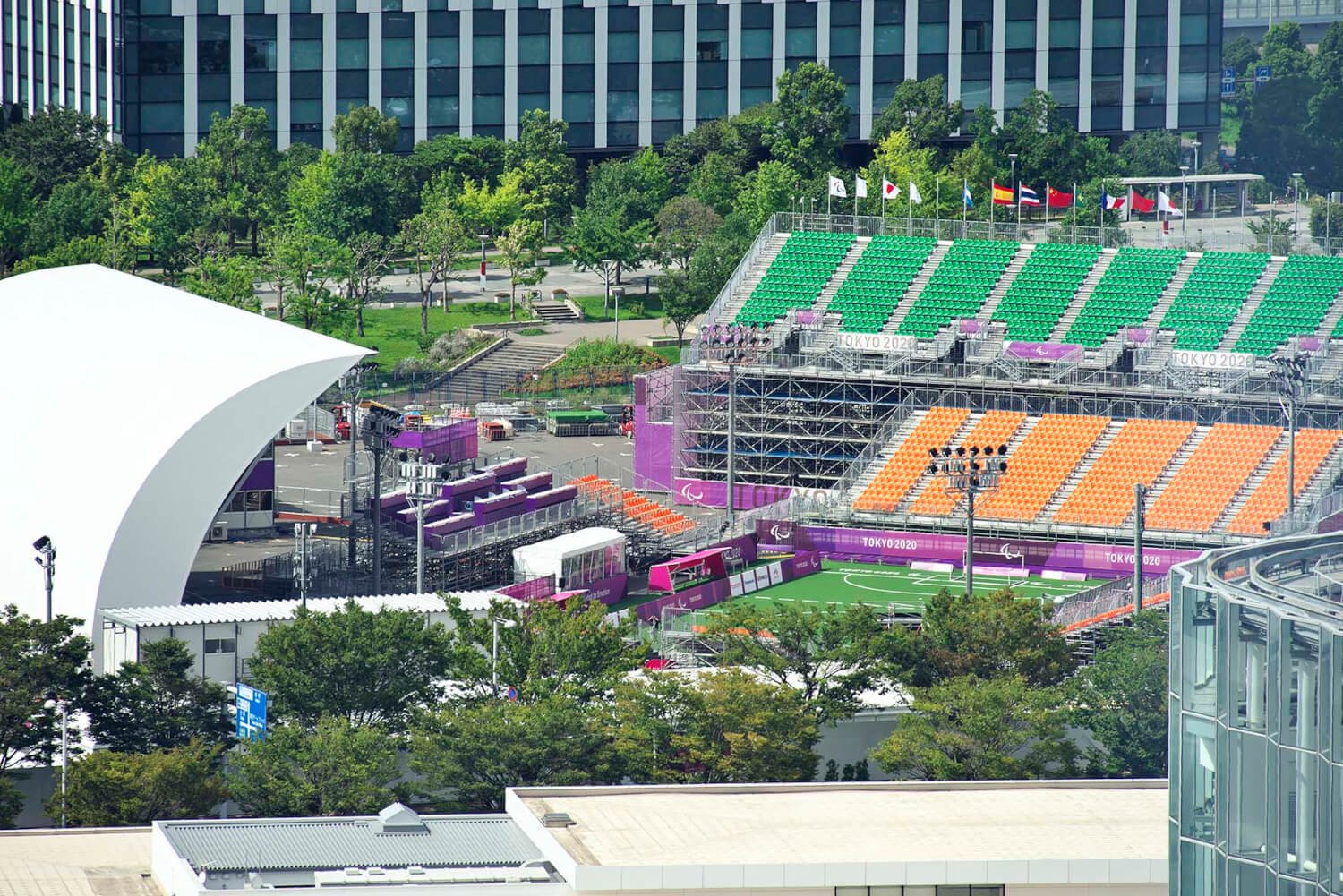 青海アーバンスポーツパーク。 スポーツクライミングなどが開催された仮設会場は大会後更地に。青海アーバンスポーツパーク近くのファンパークでは、パラリンピック期間中、スポーツ体験を実施した。奇しくもこの一帯は都市博でもパビリオンが立ち並ぶ予定地だった。