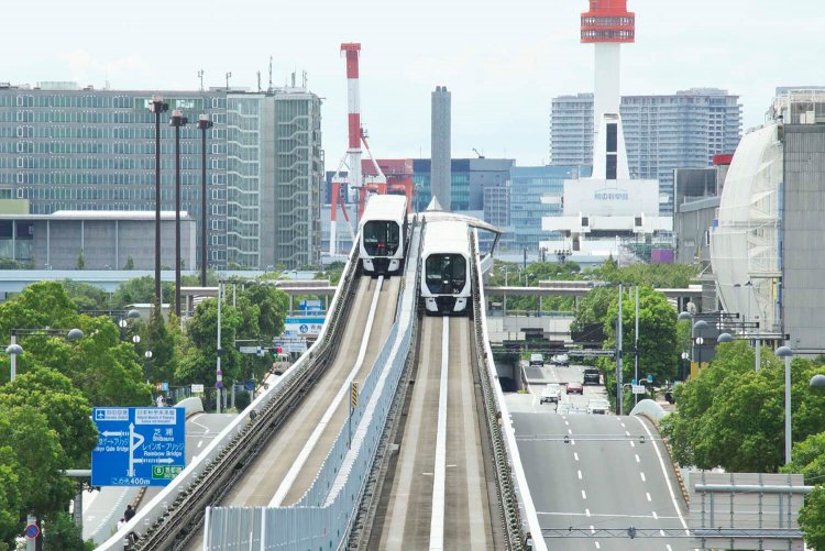 都心と臨海副都心を結ぶ交通手段として1995年開通の新交通「ゆりかもめ」。当初は新橋始発で有明終点。2006年豊洲まで延長。