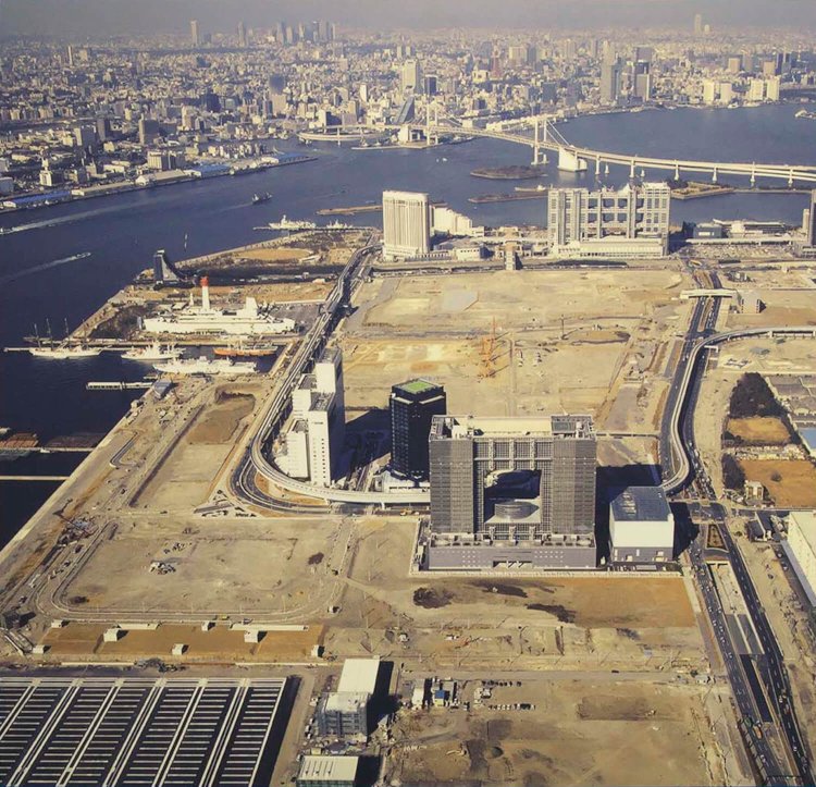 ミナトリエには東京港の歴史展示が。写真は1995年頃のお台場・青海。フジテレビ本社やホテル、テレコムセンターとゆりかもめが。