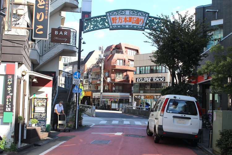 本町通りの終点。店はこの前方、環七にかかる橋を渡った先にある。