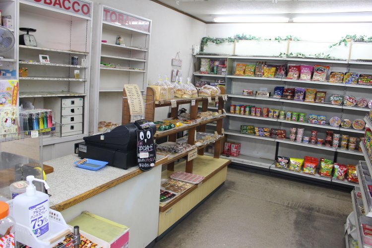 店内はさまざまな食料品が並ぶ。パンの割合はそう多くない。