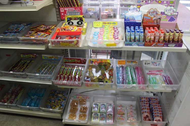 駄菓子も売っている。これも以前の店の名残り。