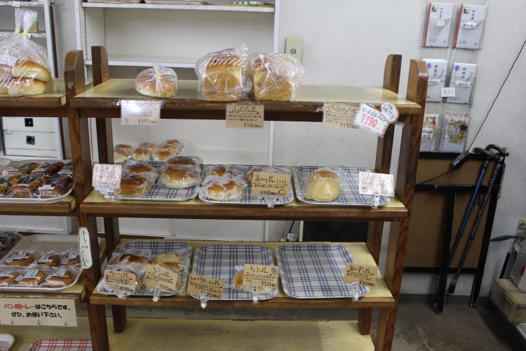 あんパンにカレーパンと、定番が並ぶ棚。