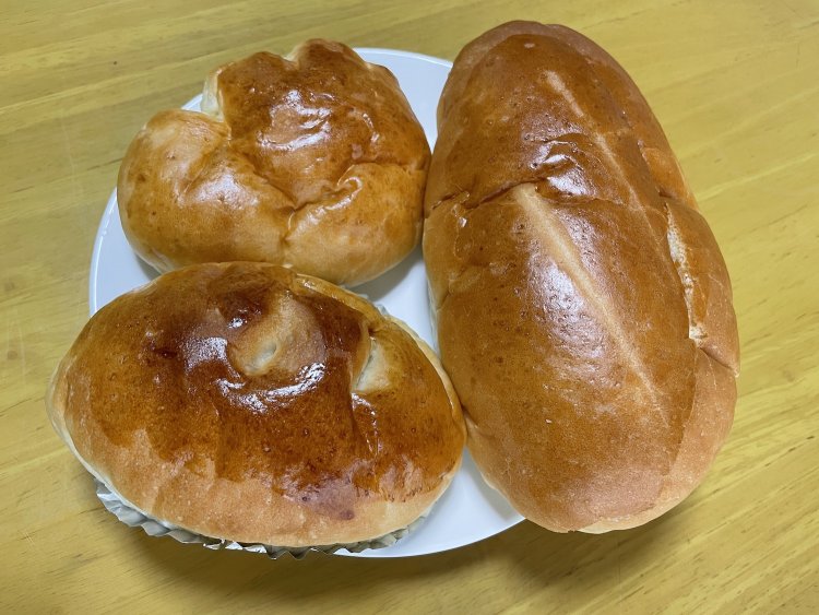 右から時計回りにピーナツコッペパン190円、カレーパン130円、カスタードクリームパン120円。