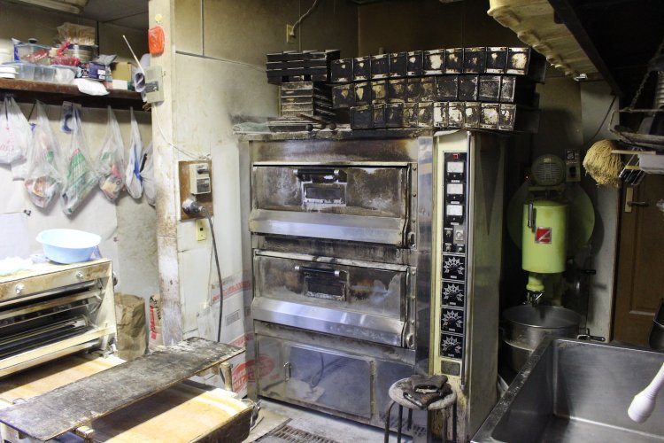 パン焼き窯。作業場はそれほど広くない。