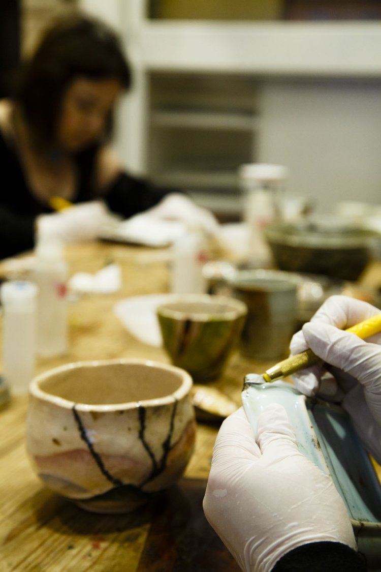 店の奥で金継ぎユニット・うるしさんによる金継ぎ教室も。