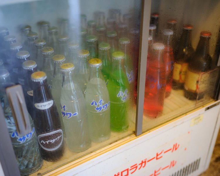 メニューは冷蔵庫から取り出して会計するキャッシュオン形式。