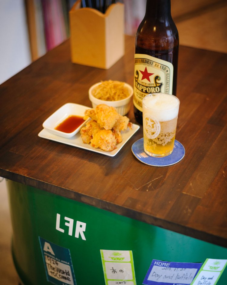 サッポロ赤星大瓶520円。つまみは日替わりで6～8品。