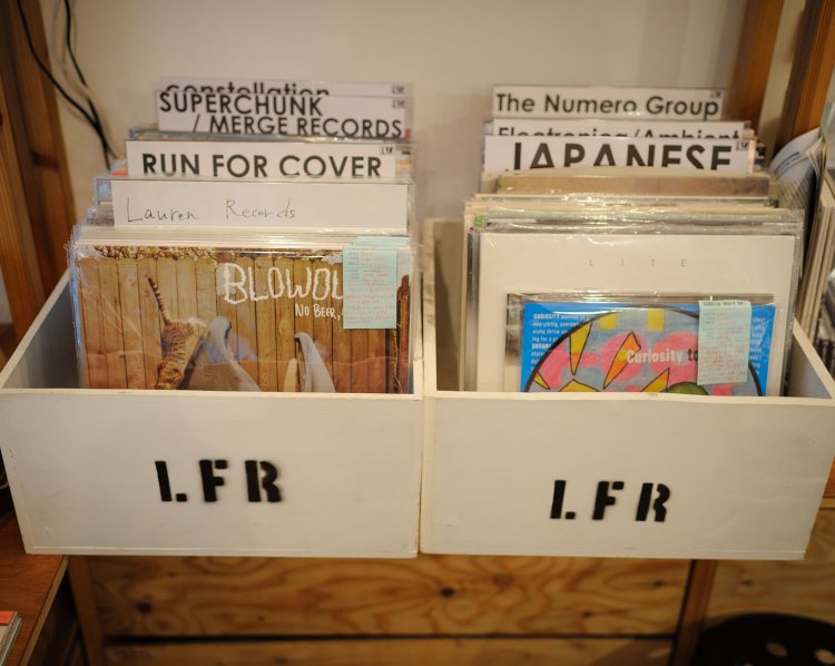 エモ、ハードコア、インディーロックなどを中心に国内外のレコード、CD、カセットを販売。レコ屋で買い物だけもOK。