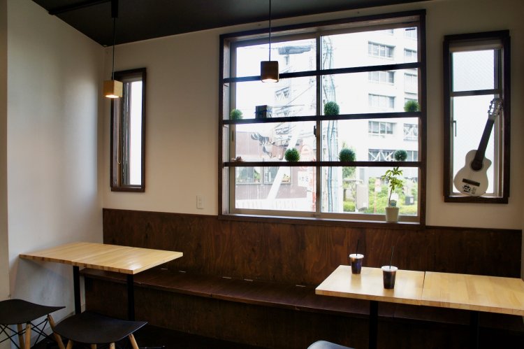 窓から差し込むまばゆい光が心地よい２階客席。