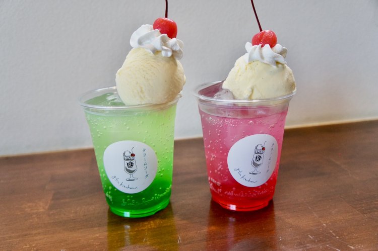 近隣店舗『glin kitchen』で取り扱うクリームソーダ。4種類あり560円〜590円。